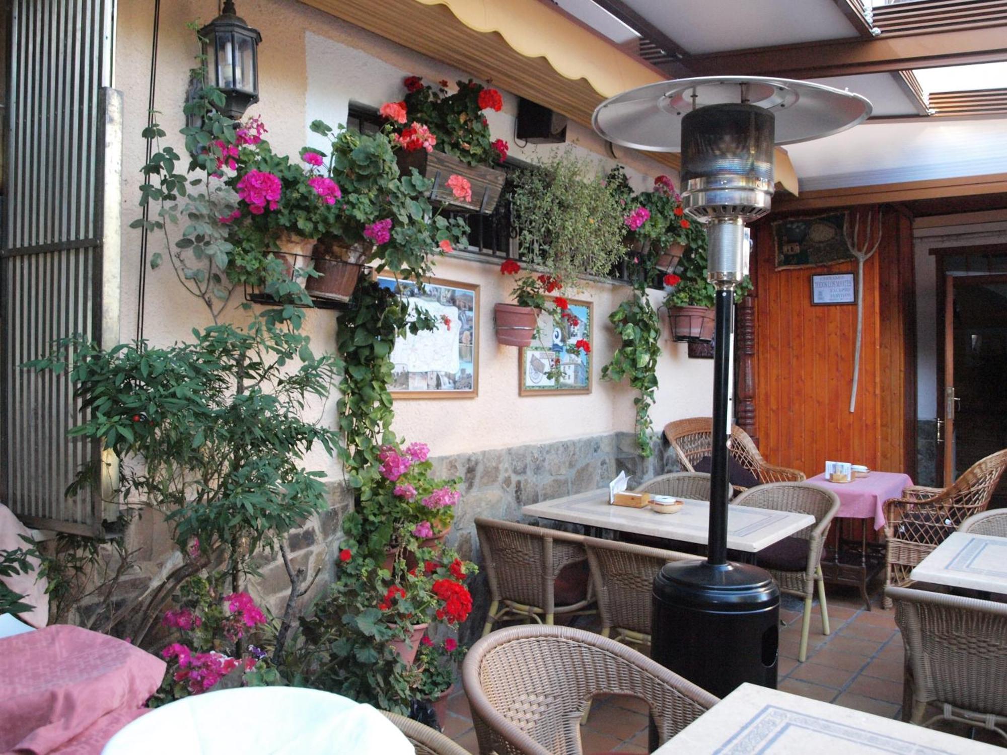 Hostal Restaurante La Muralla Canete  Exterior foto